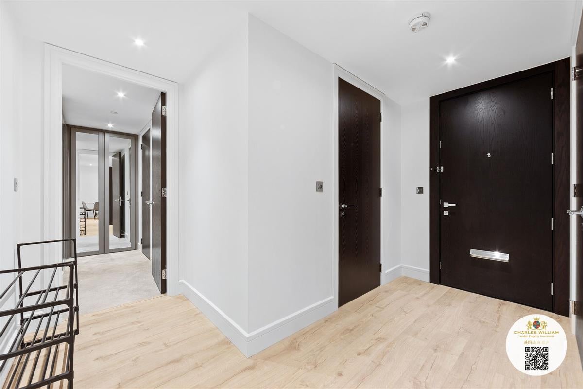 Flat Piazza Walk in Greater London