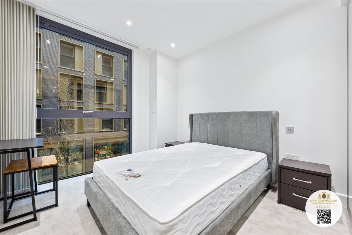 Flat Piazza Walk in Greater London