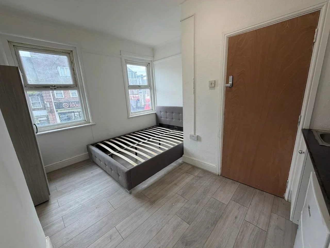 Flat Watling Avenue in Greater London