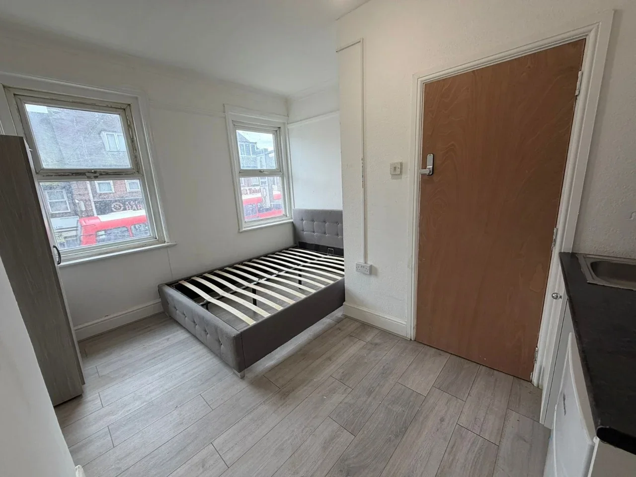 Flat Watling Avenue in Greater London