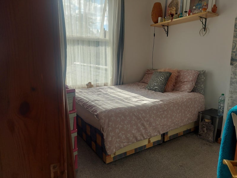 Room Crocketts Road in Birmingham