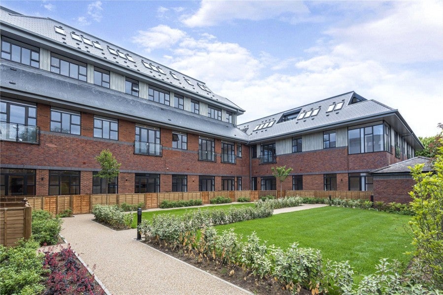 Flat Forsyth Road in Woking