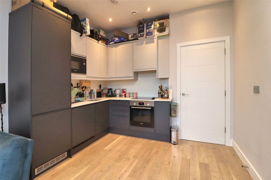 Flat Forsyth Road in Woking