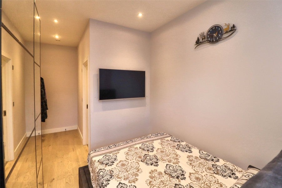 Flat Forsyth Road in Woking