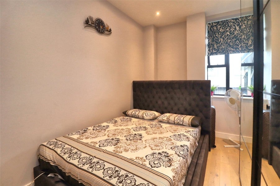 Flat Forsyth Road in Woking