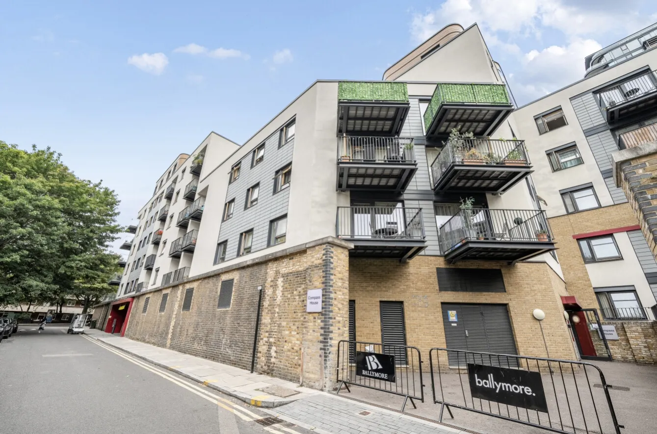 Flat Raine Street in Greater London