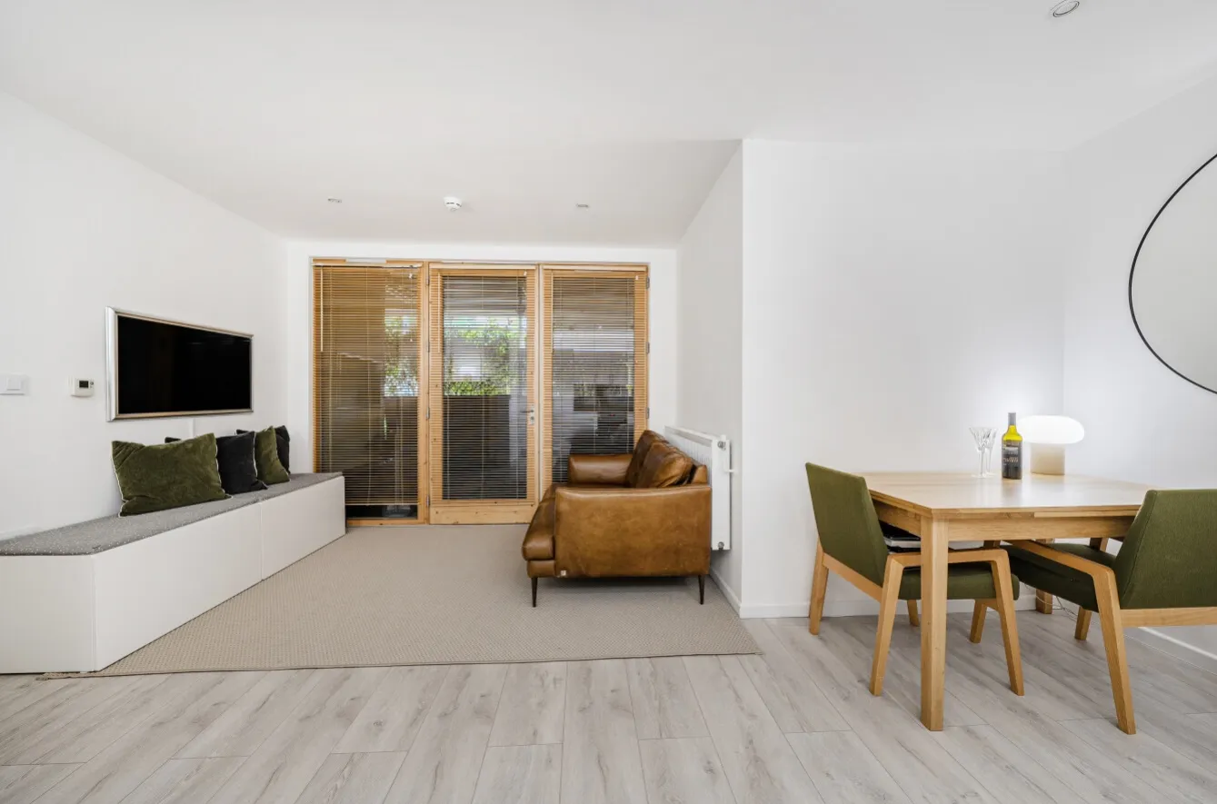 Flat Raine Street in Greater London