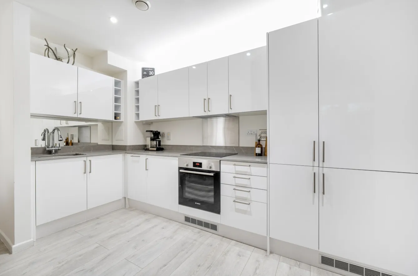 Flat Raine Street in Greater London
