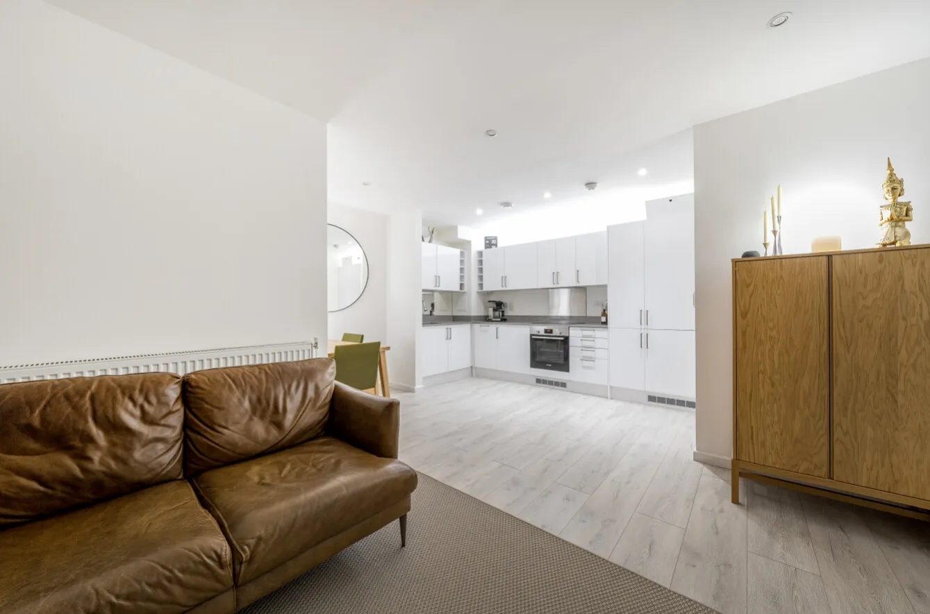 Flat Raine Street in Greater London