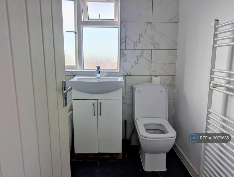 House Frimley Close in Greater London