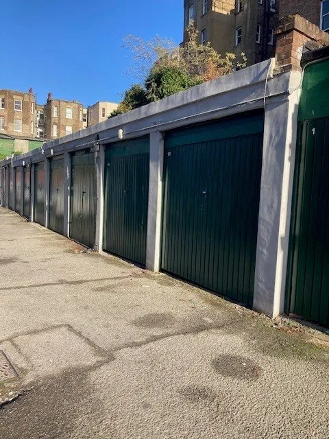 Flat Canfield Gardens in Greater London