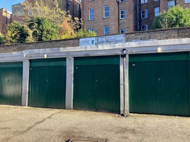 Flat Canfield Gardens in Greater London