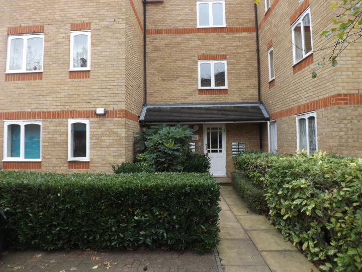 Flat Telegraph Place in Greater London