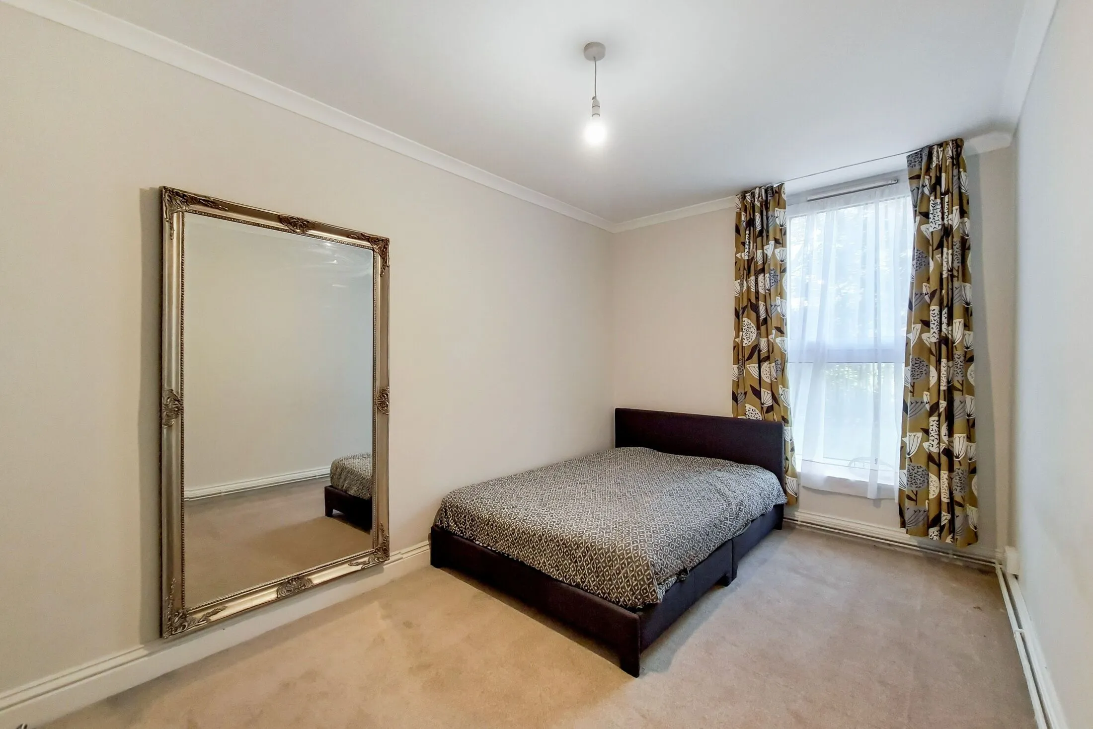 Flat Portway Gardens in Greater London