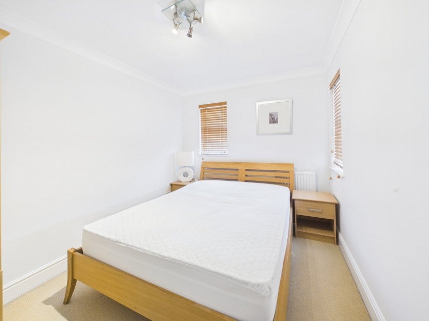 Flat Nightingale Walk in Windsor