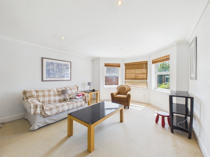 Flat Nightingale Walk in Windsor