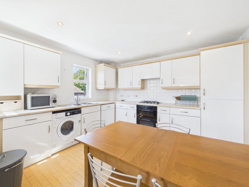 Flat Nightingale Walk in Windsor