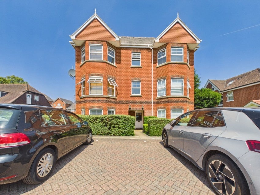 Flat Nightingale Walk in Windsor
