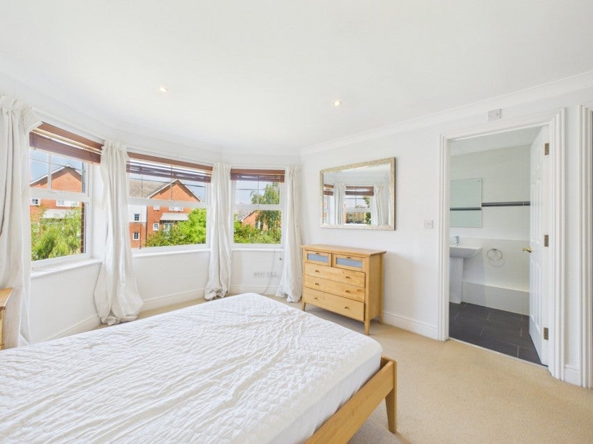 Flat Nightingale Walk in Windsor