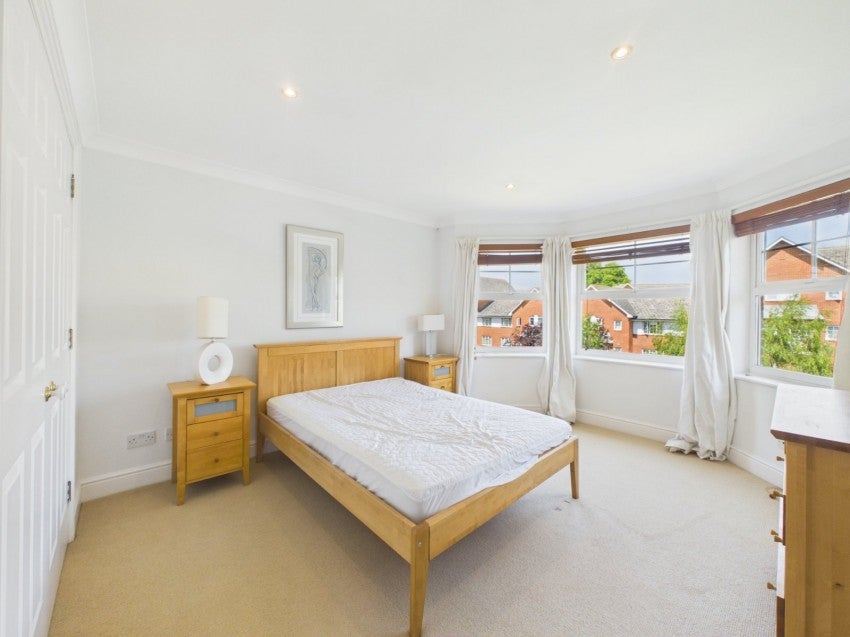 Flat Nightingale Walk in Windsor