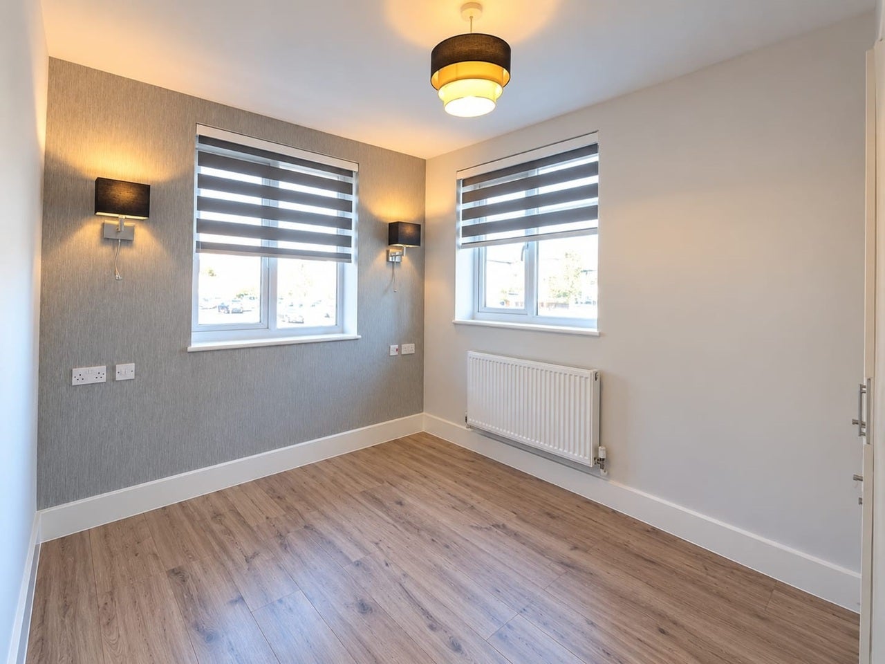 Flat Hornchurch Road in Greater London