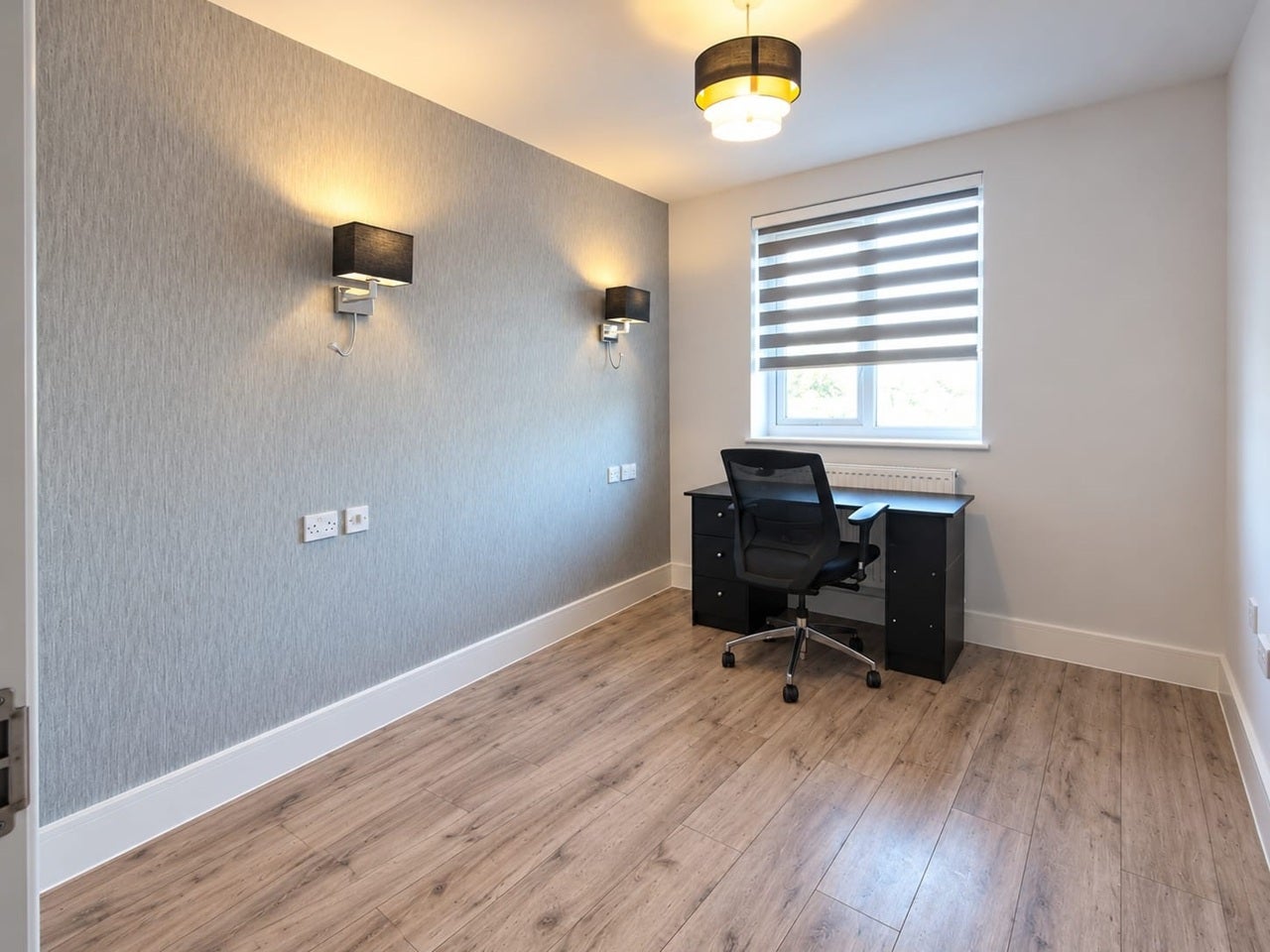 Flat Hornchurch Road in Greater London