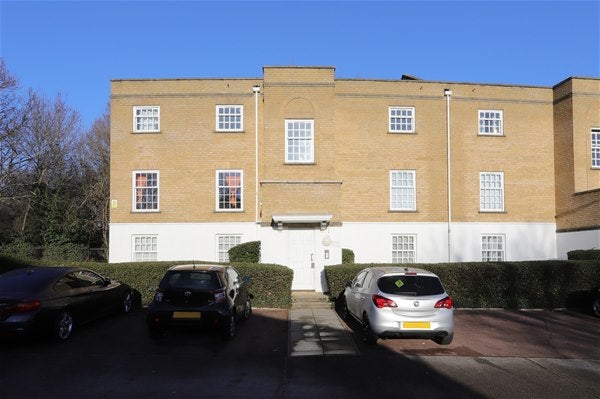 Flat Leigh Hunt Drive in London