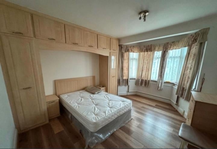 Room Lyndhurst Gardens in Greater London