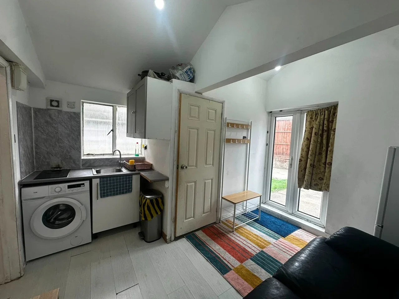 Flat Shaw Avenue in Greater London