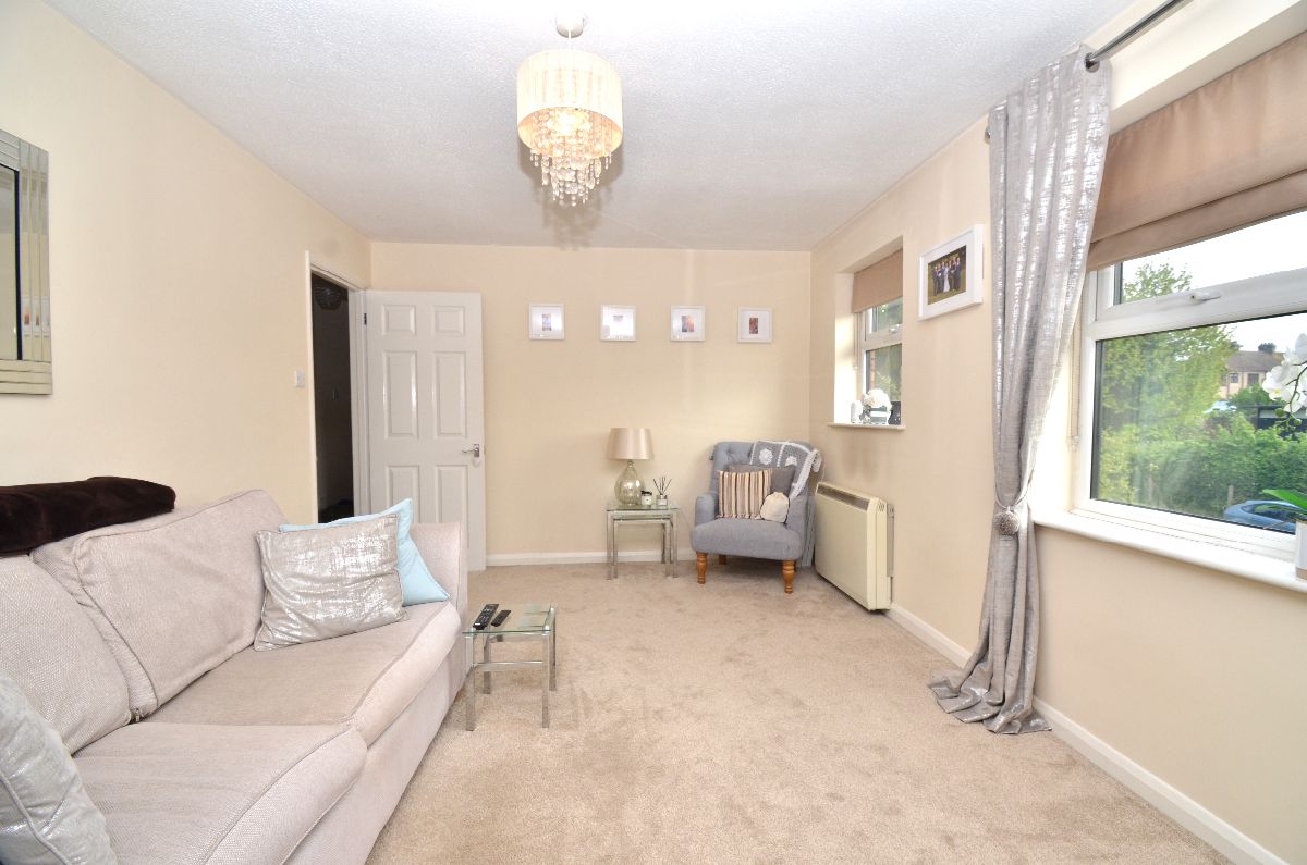 Flat Hornchurch Road in Greater London