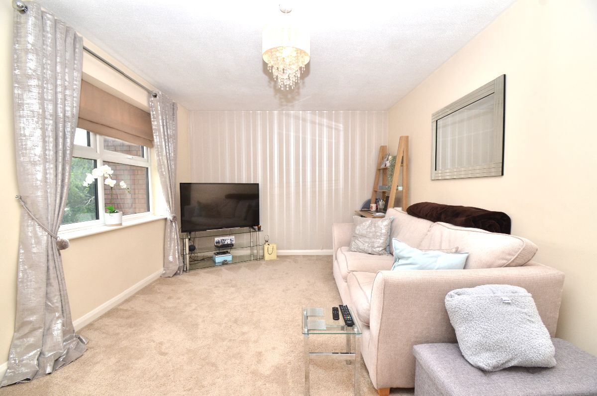 Flat Hornchurch Road in Greater London