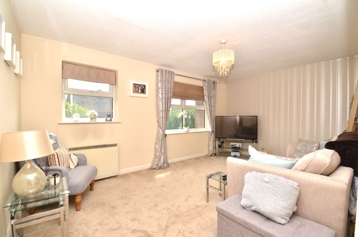 Flat Hornchurch Road in Greater London