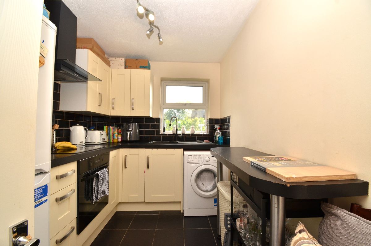 Flat Hornchurch Road in Greater London