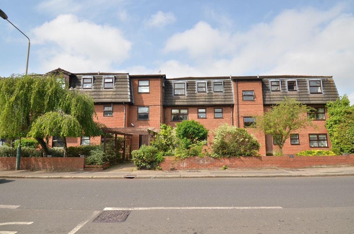 Flat Hornchurch Road in Greater London