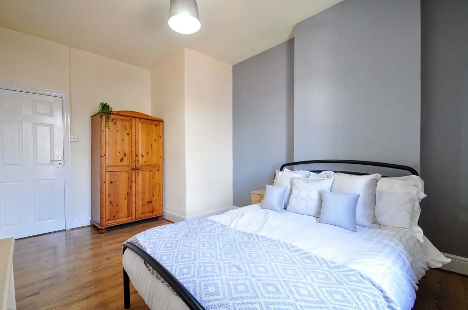 Room Caerleon Road in Newport