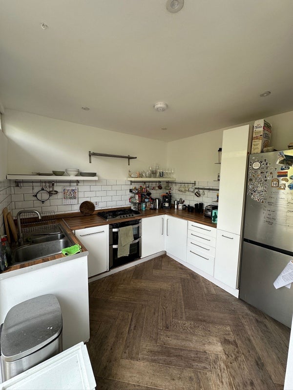 Room Shrubland Road in Greater London