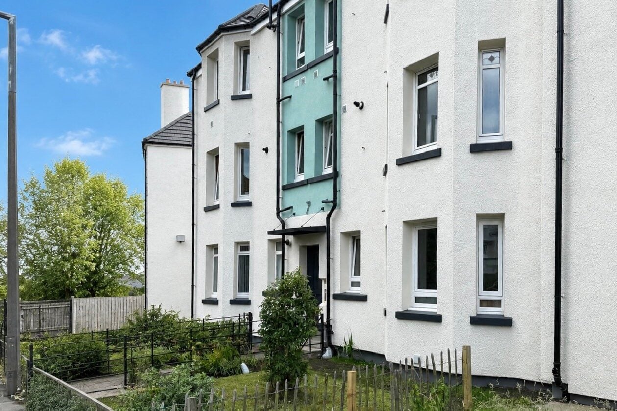 Flat Hawkhill Avenue in City of Edinburgh
