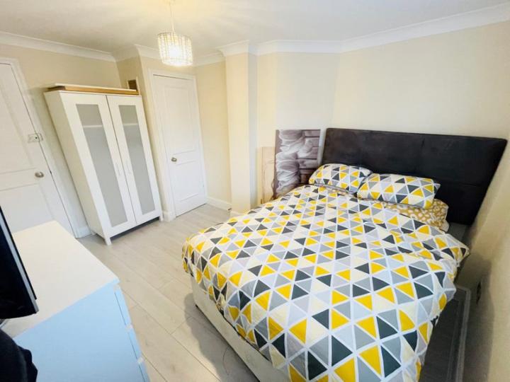 Flat Cumberland Mills Square in Greater London