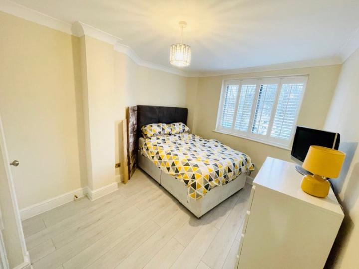 Flat Cumberland Mills Square in Greater London
