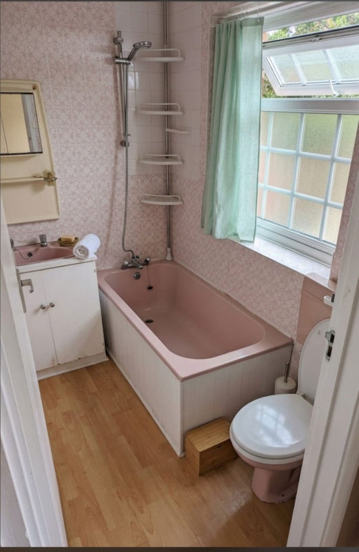 Room Mill Street in Slough