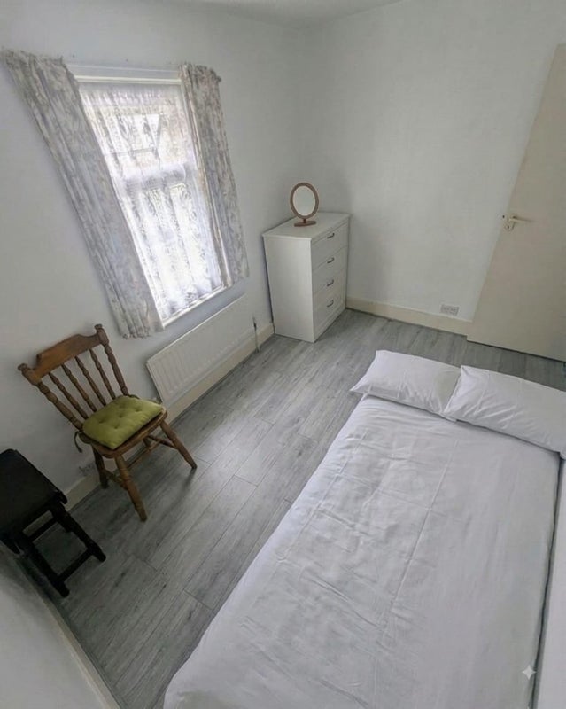 Room Mill Street in Slough