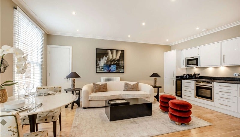 Flat Grosvenor Hill in City of Westminster