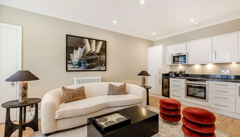 Flat Grosvenor Hill in City of Westminster