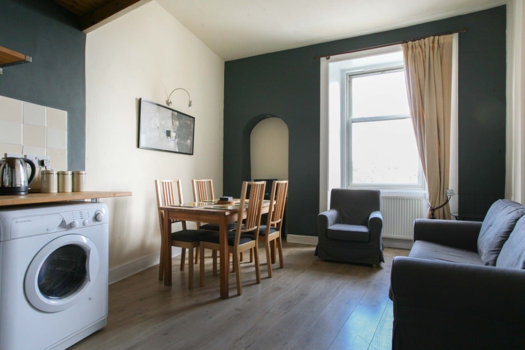 Flat Jeffrey Street in City of Edinburgh