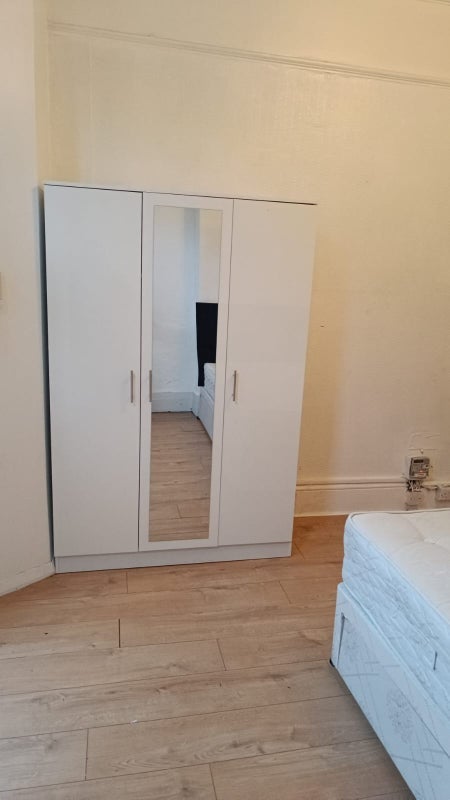 Flat Davisville Road in Greater London
