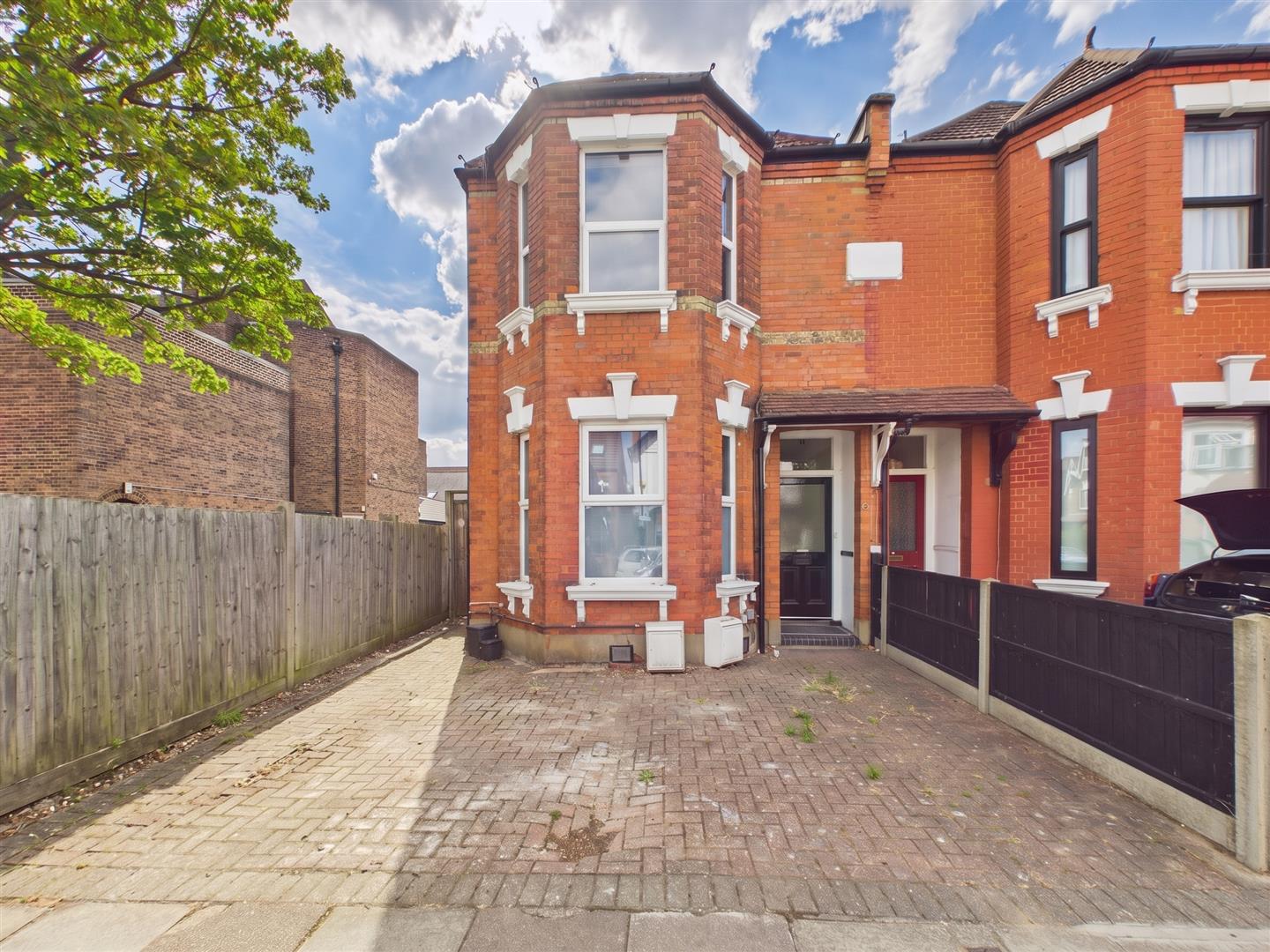 Flat Hindes Road in Greater London