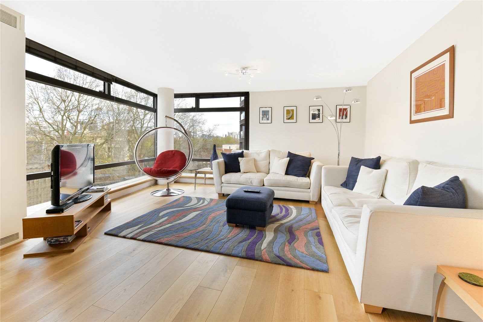 Flat Albert Embankment in Greater London
