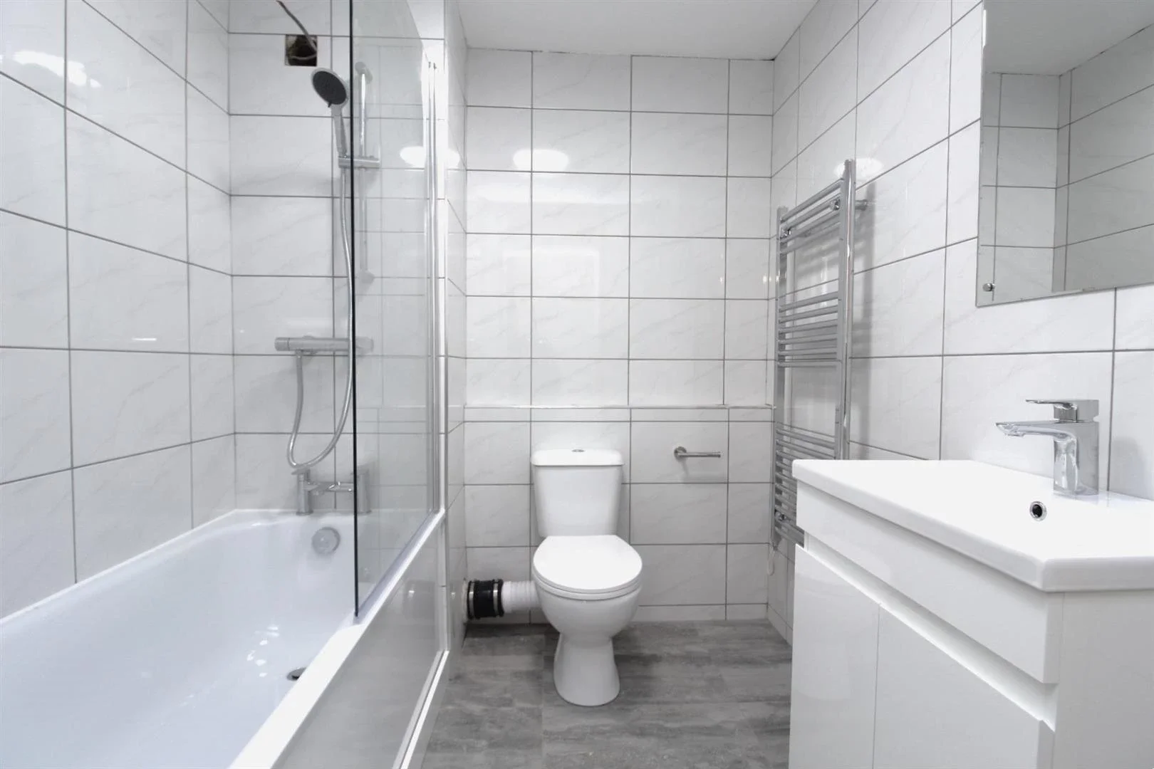 Flat Grovebury Court in Greater London
