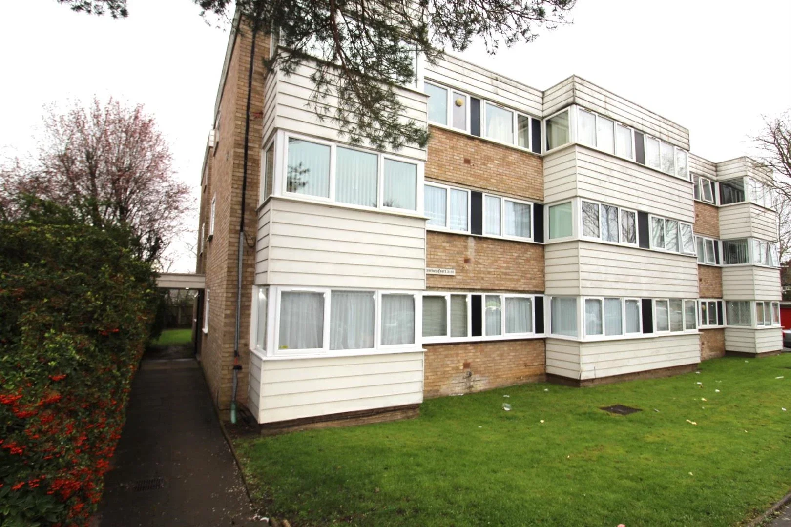 Flat Grovebury Court in Greater London
