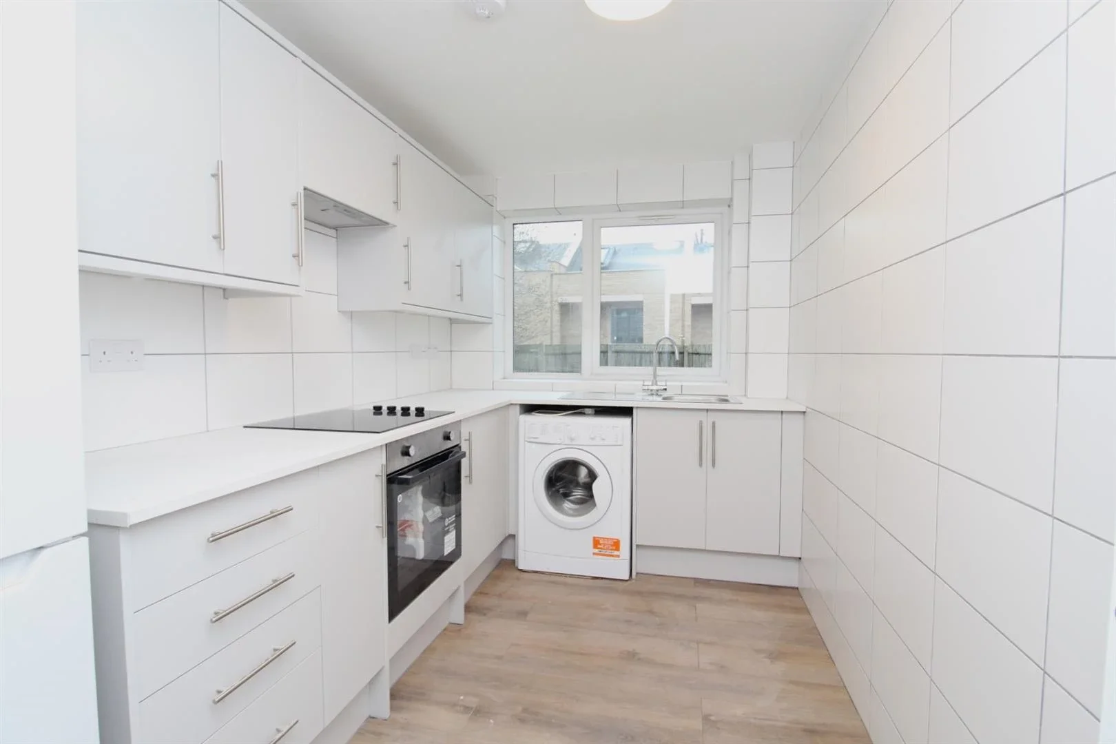 Flat Grovebury Court in Greater London